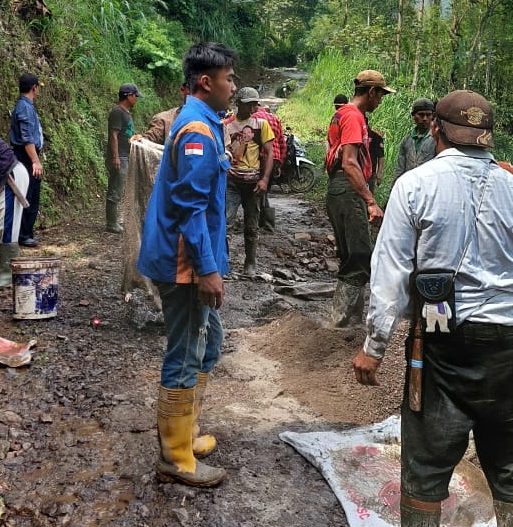 Jalan Kabupaten Rusak, Terbengkalai Selama 25 Tahun dan Sering Picu Kecelakaan