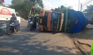 Kondisi Jalan Miring, Truk Bermuatan Dus Terguling di Jatinangor