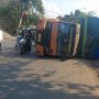Kondisi Jalan Miring, Truk Bermuatan Dus Terguling di Jatinangor