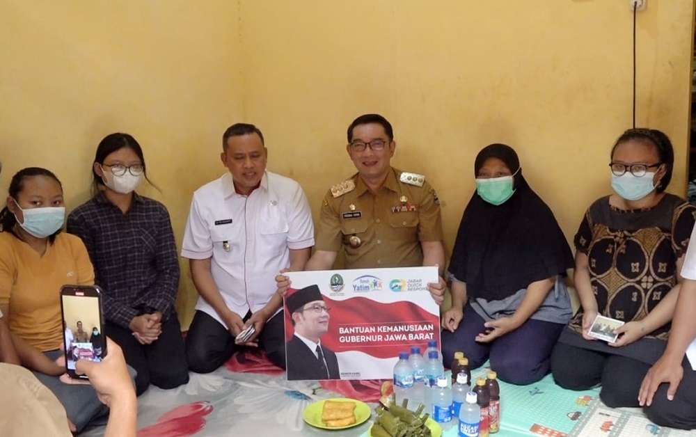 Ridwan Kamil Bantu Anak Yatim di Bekasi