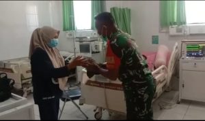 Babinsa Koramil 1004/Tanjungsari Kunjungi Warga Sakit