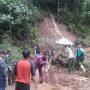 Akibat Hujan Deras, Jalan Desa Tertimbun Longsor 