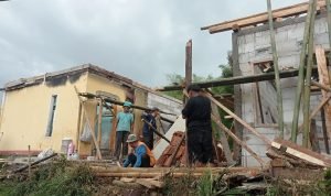 Dua Rumah Terbakar Dibantu Pemdes dan Swadaya