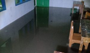 Damkar Tanjungsari Evakuasi Penanganan Sekolah yang Terendam Banjir