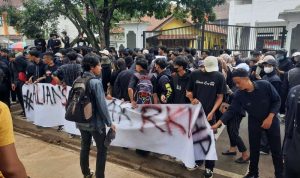 Mahasiswa Tolak Rancangan Kitab Undang-Undang Hukum Pidana (RKUHP), Teriakan Revolusi di Gedung DPRD Sumedang