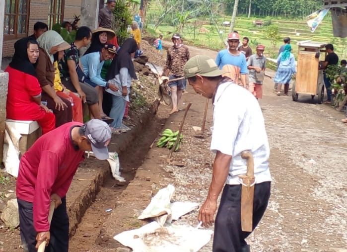 Persiapan Perbaikan Jalan Warga Lakukan Kerja Bakti Massal Sumedang Ekspres 