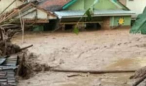Banjir Terjang Cimanggung dan Jatinangor Rendam Puluhan Rumah, Tiga Ambruk