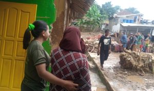 Nenek Kehilangan Rumah Pasca Banjir Bandang di Sawahdadap