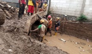 Pembersihan Material Banjir Bandang Terkendala Akses Kecil