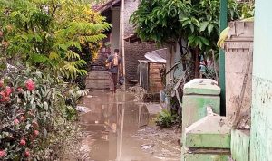 Banjir Ujungjaya, Warga Saling Bantu Evakusi
