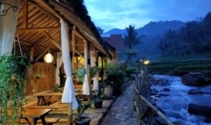 Villa Puteri River Inn Sumedang, Konsep Saung Tradisional Sunda Asri Banget!