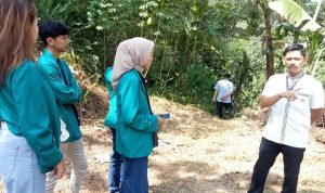 Mahasiswa KKN Universitas Sebelas April Mengadakan Kunjungan ke KWT Desa Pangadegan Rancakalong