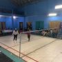 Keseruan mahasiswa KKN UNSAP olahraga badminton bersama di gor Desa Paseh Kidul