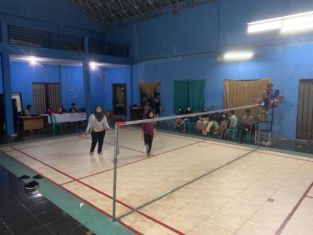 Keseruan mahasiswa KKN UNSAP olahraga badminton bersama di gor Desa Paseh Kidul