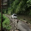 Jalan Dibiarkan Rusak, Wisatawan Kapok Melintas
