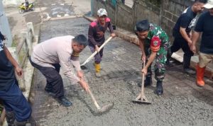 Polsek Tanjungsari Gotong Royong Perbaiki Jalan
