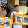 Kapolresta Bandung Kombespol Kusworo Wibowo, menunjukkan barang bukti yang disita dari sejumlah pelaku kejahatan jalanan saat Jumpa pers di Mapolresta Bandung Senin (6/2).