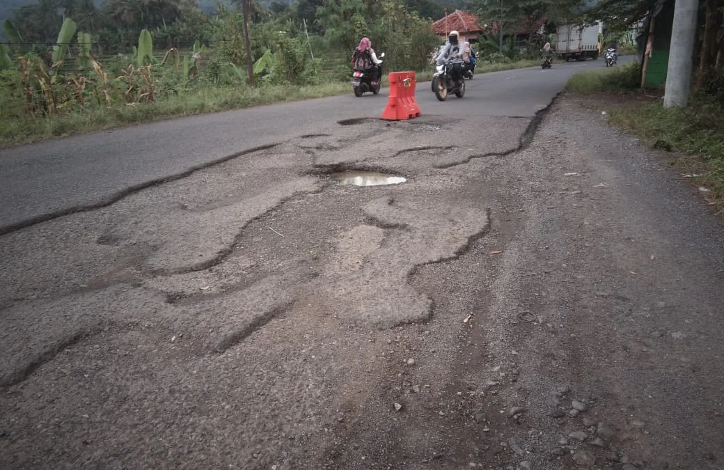 Semakin Buruk, Jalan Lingkar Selatan Darmaraja-Wado Bikin Tidak Nyaman