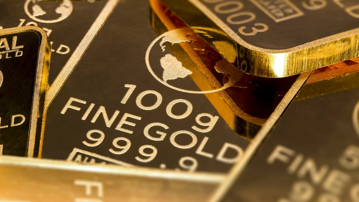 Keuntungan emas didorong oleh melemahnya dolar AS.