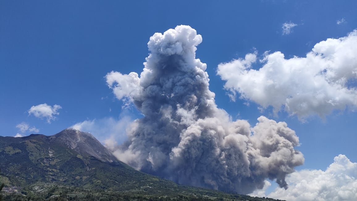 Pada Siang hari ini, Sabtu (1 Maret 2023), akibat Gunung Merapi erupsi, sebagian wilayah Kabupaten Magelang, Jawa Tengah mengalami hujan