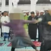 Viral! ODGJ Serang Imam Masjid di Malaysia Saat Rakaat Ke-2 Sholat Subuh