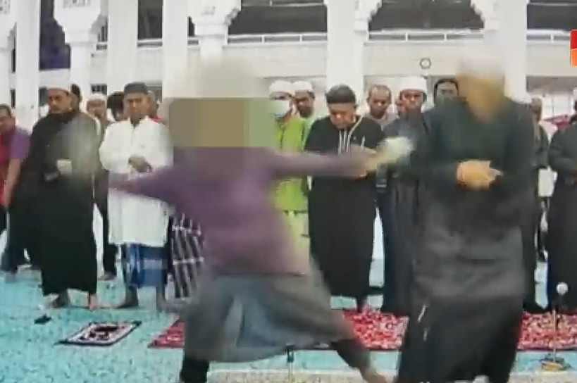 Viral! ODGJ Serang Imam Masjid di Malaysia Saat Rakaat Ke-2 Sholat Subuh