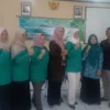 photo bersama Camat Sumedang Selatan ( tengah) dengan tim TP PKK Kabupaten dan TP PKK Kelurahan pada pelsksanaan kegiatan program Gebyar Lawan Kemiskinan dan Stunting, di Kelurahan Regolwetan.