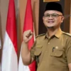 RANCANGAN: Kepala Desa Cibereum Kulon Gun Gun Turganda SH saat ditemui Sumeks baru - baru ini. Membahas Anggaran Dana Desa 2023 di Desa Cibereum Kulon.