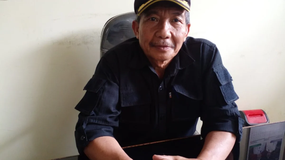 KEPEDULIAN: Kepala Desa Cimalaka, Dadang Suryana saat ditemui Sumek di kantornya. Dia mengatakan pihaknya sudah membuat program Ketahanan Pangan, program untuk warga miskin Ekstrim.