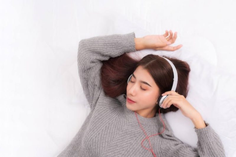 Manfaat Mendengarkan Musik Sebelum Tidur