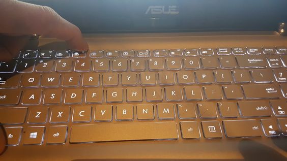Cara Menyalakan Lampu Keyboard
