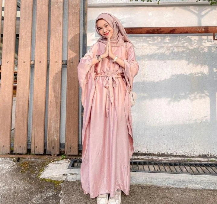 Gamis Pink Cocok dengan Jilbab Warna Apa? Mari Tengok Sini!