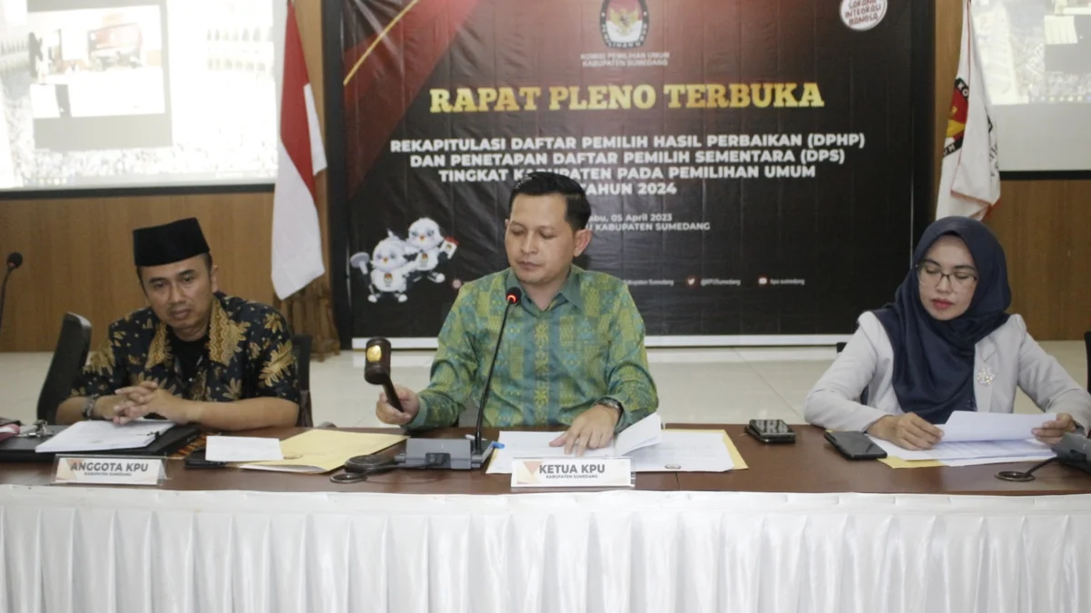 Ketua KPU Kabupaten Sumedang, Ogi Ahmad Fauzi memimpin Rapat Pleno Terbuka Rekapitulasi dan Penetapan Daftar Pemilih Sementara (DPS) di kantornya, Rabu 5 April 2023.