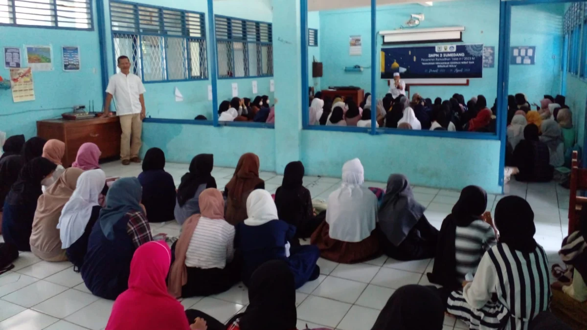 Siswa SMPN 2 Sumedang fokus mengikuti kultum yang disampaikan  Pemateri kegiatan Bina Ramadan.