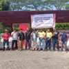 Penyerahan paket Lebaran (17/4) kepada warga sekitar pabrik CCEP Indonesia di Kab.Sumedang yang diwakili oleh para tokoh masyarakat, diserahkan langsung oleh Dudi Suhandani Plant Operation Manager dan Denny Wahyudi, Corporate Affairs Manager CCEP Indonesia