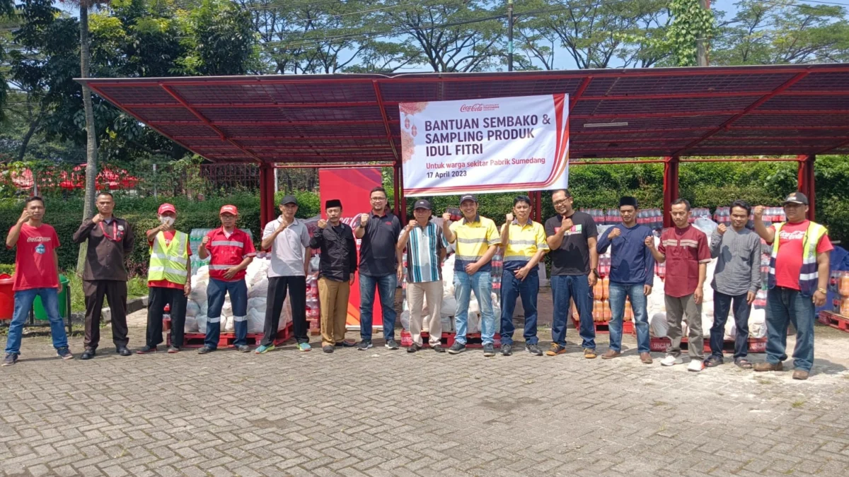 Penyerahan paket Lebaran (17/4) kepada warga sekitar pabrik CCEP Indonesia di Kab.Sumedang yang diwakili oleh para tokoh masyarakat, diserahkan langsung oleh Dudi Suhandani Plant Operation Manager dan Denny Wahyudi, Corporate Affairs Manager CCEP Indonesia