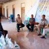 ANTUSIAS : Tim Satgas Saber Pungli Kabupaten Sumedang saat kunjungan kerja memonitoring penyaluran bantuan pangan dari Pemerintah Pusat di Desa Kebonjati, Kamis (25/5).