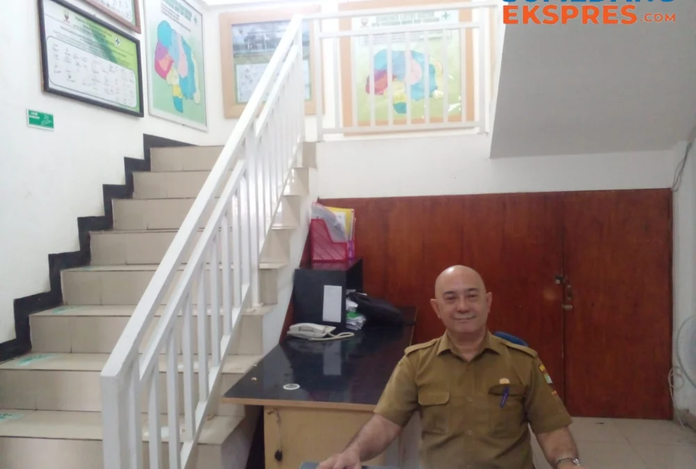 Kepala Puskesmas Cimalaka Dr Hendriawan, saat memaparkan program pelayanan rawat inap kepada Sumeks, baru - baru ini.
