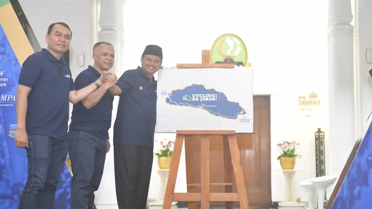 Wakil Gubernur Jawa Barat Uu Ruzhanul Ulum secara resmi mengumumkan kegiatan Cycling de Jabar yang akan digelar Juli 2023 mendatang.