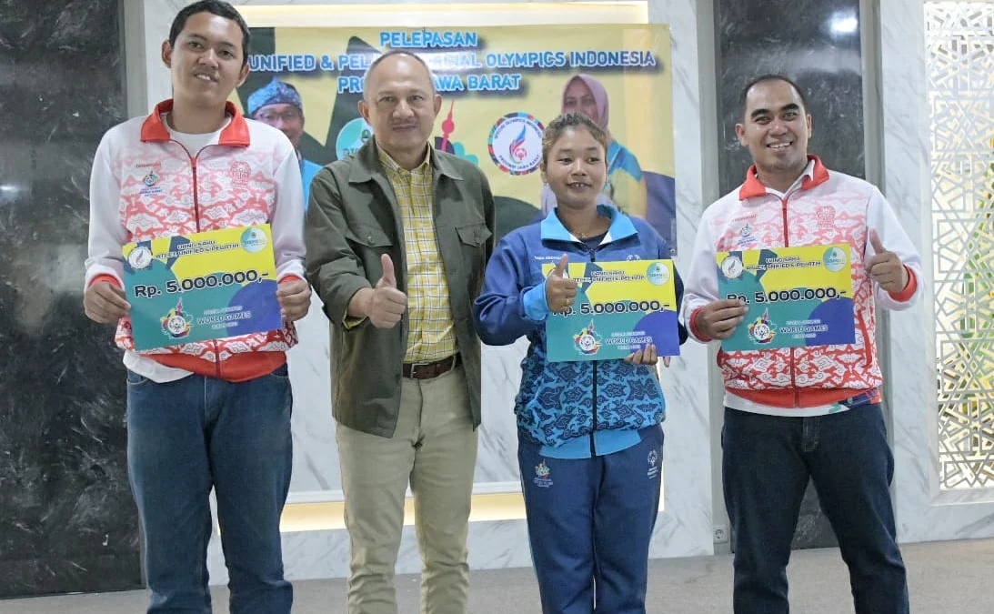 Sekretaris Daerah Provinsi Jawa Barat Setiawan Wangsaatmaja melepas atlet, unified, dan pelatih Special Olympics Indonesia (SOIna)