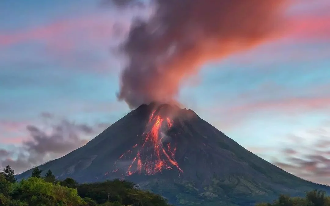 Gunung Merapi Terus Keluarkan Lava Pijar