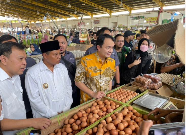 Kabar Baik! Wakil Gubernur Jabar Uu Ruzhanul Ulum Gelar Operasi Pasar di Pasar Sehat Soreang, Stabilkan Harga Jelang Lebaran 2023