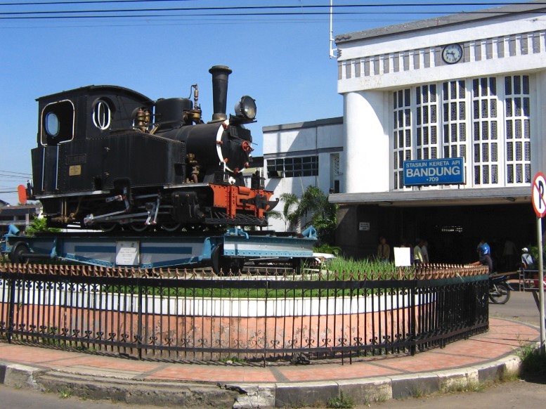 Mengintip Keindahan Stasiun Kereta Api di Bandung, Dirancang Oleh Arsitek Belanda!