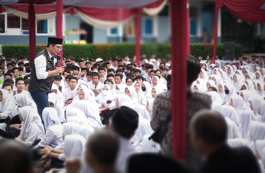 Gubernur Jawa Barat Ridwan Kamil saat berada ditengah-tengah ribuan pelajar di SMAN 1 Cigombong, Kabupaten Bogor, Jum'at (31/3). (Yudha Prananda / Jabar Ekspres)