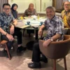 Dr Aqua Dwipayana sedang sarapan bersama Kepala Dinas Perkebunan Provinsi Jawa Timur Heru Suseno dan jajaran di Hotel Golden Tulip Holland Resort Batu (foto; istimewa)