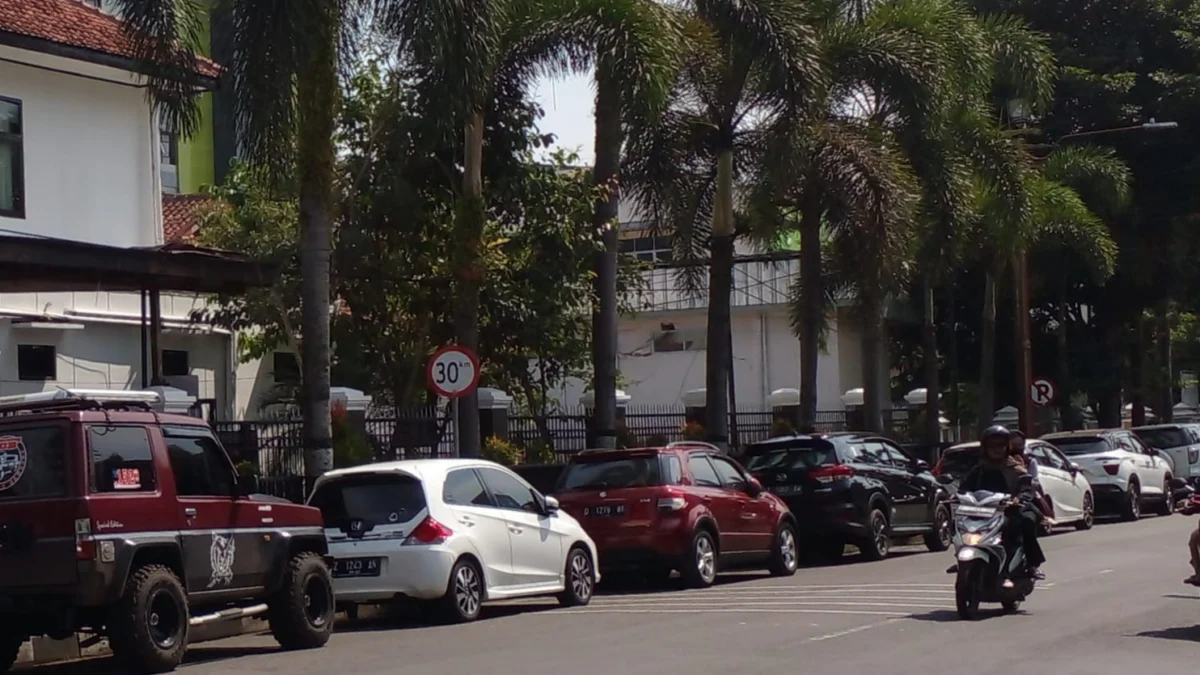BERJEJER: Mobil parkir sembarangan memakan batasan jalan di Jalan Prabu Geusan ulun, tanpa mengidahkan rambu-rambu dilarang parkir yang terpasang Sabtu, (3/6).