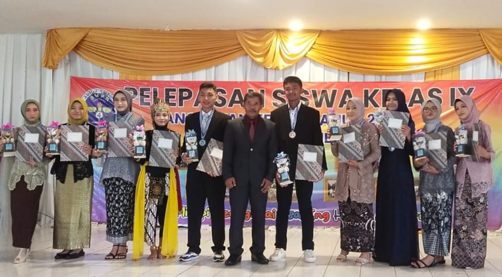 Kepala SMP Negeri 4 Sumedang, Soni Darma Jatnika SPd poto bersama sepuluh siswa terbaik pada acara Pelepasan kelas lX di Islamic Center. Sabtu (17/6)