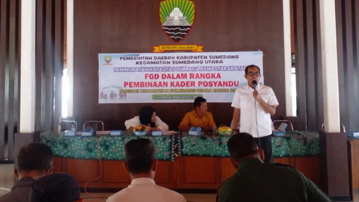 PEDULI: Ketua Komisi III DPRD Sumedang H Mulya Suryadi SPd M Kom., saat menyampaikan materi pada Kegiatan FGD di Kecamatan Sumedang Utara.baru - baru ini.