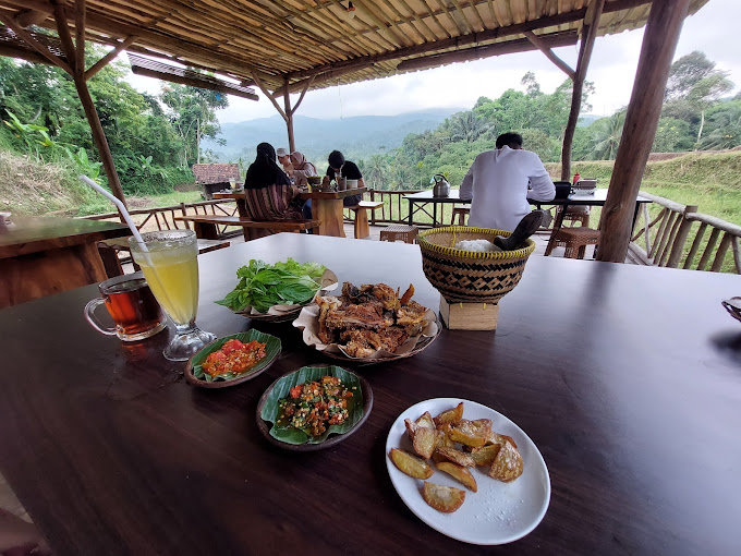 Rekomendasi Rumah Makan Khas Sunda dengan Pemandangan Sawah, Cuma Butuh 5 Menit dari Exit Tol Cimalaka