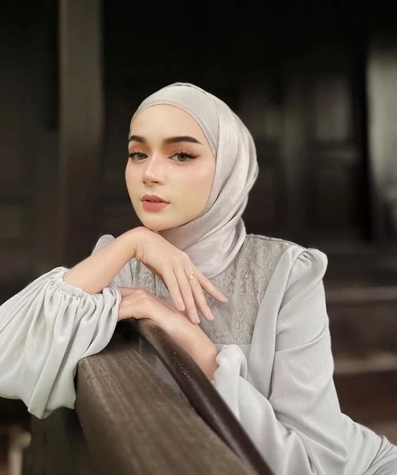 Kerudung Silver Jadi Warna Jilbab yang Trend, Kombinasi Warna Baju yang Cocok Dengan Kerdung Silver!